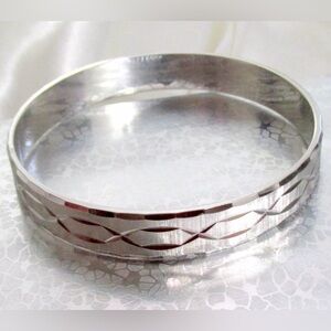 Vintage | MONET | SILVER PLATED | ETCHED BANGLE | Diamond Cut | 60’s/70’s |